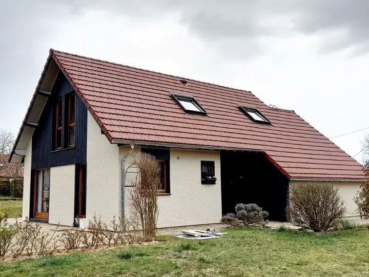 Même maison après travaux : toiture nettoyée et bardage repeint anthracite